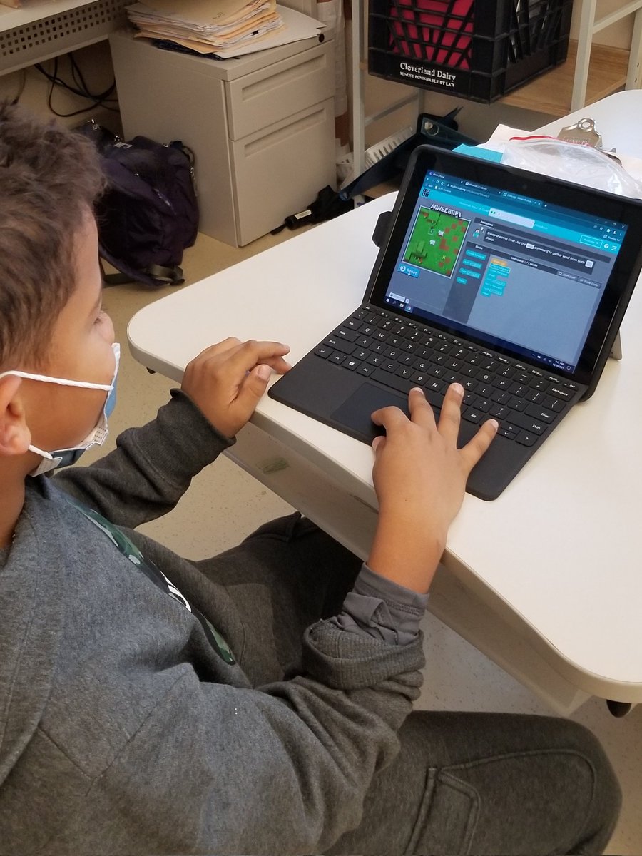 CathyMoessner's tweet photo. Hour of Code with 5th grade robotics! @powellelem @codeorg https://t.co/tVXJFQvJ4M