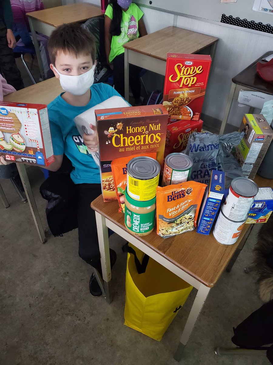 MsBowman56's tweet photo. When asked to assist the Helping Hands Food Bank our students deliver 🙌 LOVE seeing my students make helping others a priority! #HappyHolidays2021 https://t.co/0LrbZX6LRW