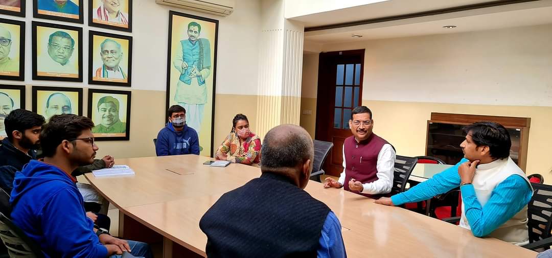 DrSumerSolanki1's tweet photo. आज नई दिल्ली में  राष्ट्रीय नीति एवं शोध पर राष्ट्रीय टीम के साथ महत्वपूर्ण विषयों पर चर्चा हुई।
जनजाति विकास विषयों पर विशेष महत्व की चर्चा हुई।
@narendramodi @JPNadda @AmitShah @blsanthosh @v_shrivsatish @ChouhanShivraj @vdsharmabjp @SuhasBhagatBJP @HitanandSharma https://t.co/g7JpFjmtGO