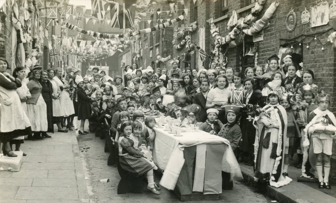 A Jubilee Celebration Events Fund from <a href="/MayorJohnBiggs/">Mayor John Biggs</a> Covid Recovery Fund, will award small grants for events and street parties in #TowerHamlets  to celebrate the Queen’s #PlatinumJubilee  Deadline for applications is 31 January 2022. Apply now eastendcf.org/tower-hamlets-…