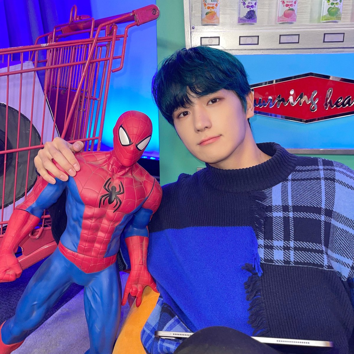 RT @chaniesarang: Hyunjae with Mark Lee the Spider-man https://t.co/EfXVdeYSbs