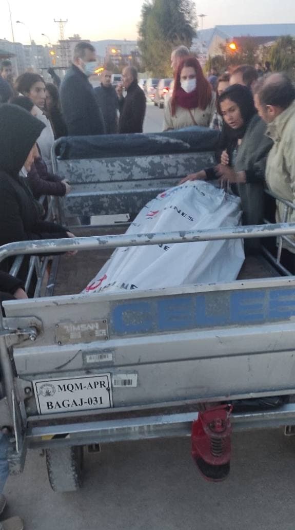 Bu fotoğraf AKP rejiminin utancıdır! 

Garibe Gezer’in cenazesi için cenaze aracı verilmedi! 

 Adaletiniz batsın!