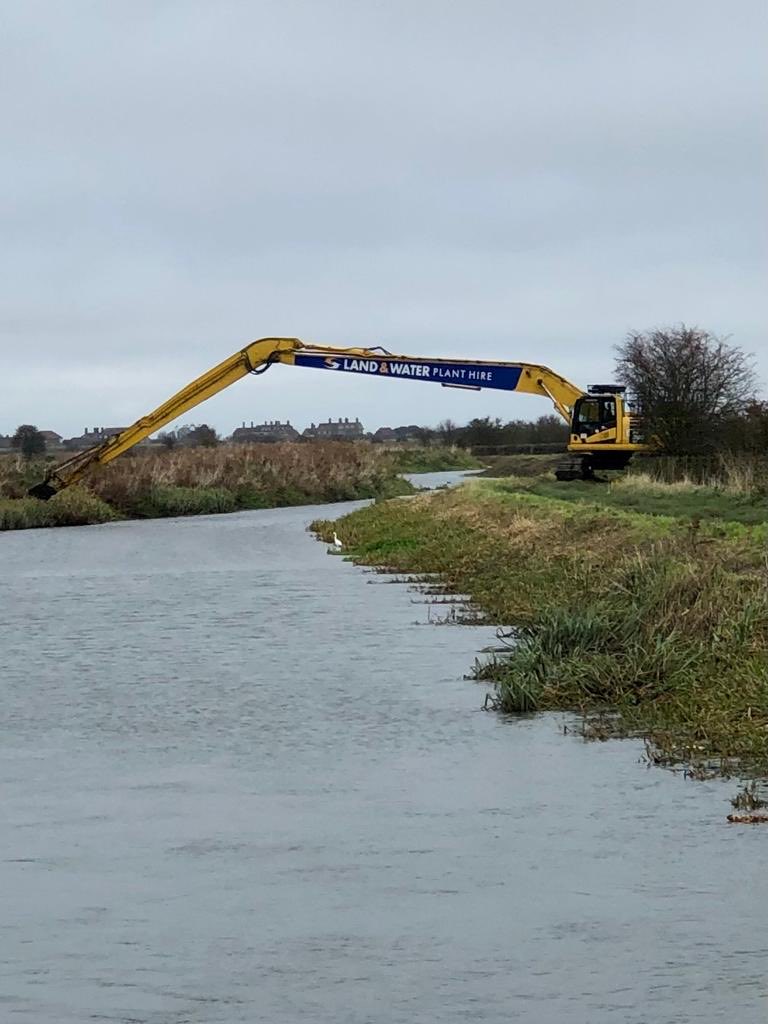 DeTom48's tweet photo. We removed up to 10 tonne of silt per width of excavator #NorthStream #Hacklinge this will reduce next years weed growth and improve water conveyance. Well done #StourFieldTeam @EnvAgencySE @canterburycc @Kent_cc @ADA_updates https://t.co/CA835xxWey