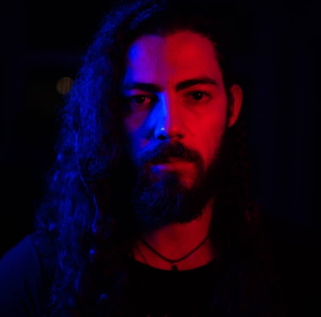 Eaii, eu sou Fernando, baterista e um dos fundadores da TJM. Pra mim a música desperta energia, ouvir o breakdown, sentir aquele aperto no pulmão e a vontade de sair quebrando tudo é algo impagável. Isso é o que eu quero que sintam com a nossa música! Quero passar essa energia!🔥