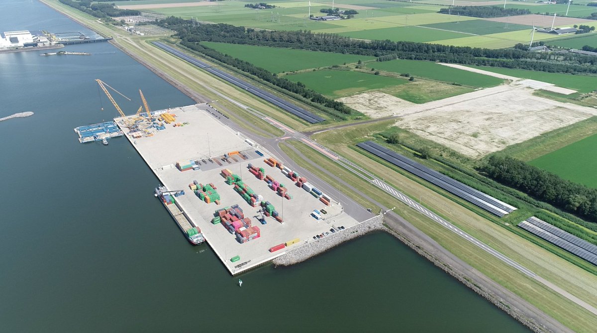 Flevokust Haven is een buitendijkse multimodale overslaghaven, voor containers, bulk en projectlading. Meer weten over Flevokust Haven? Kijk dan op flevokusthaven.nl/fkh/Flevokust-… voor alle informatie.