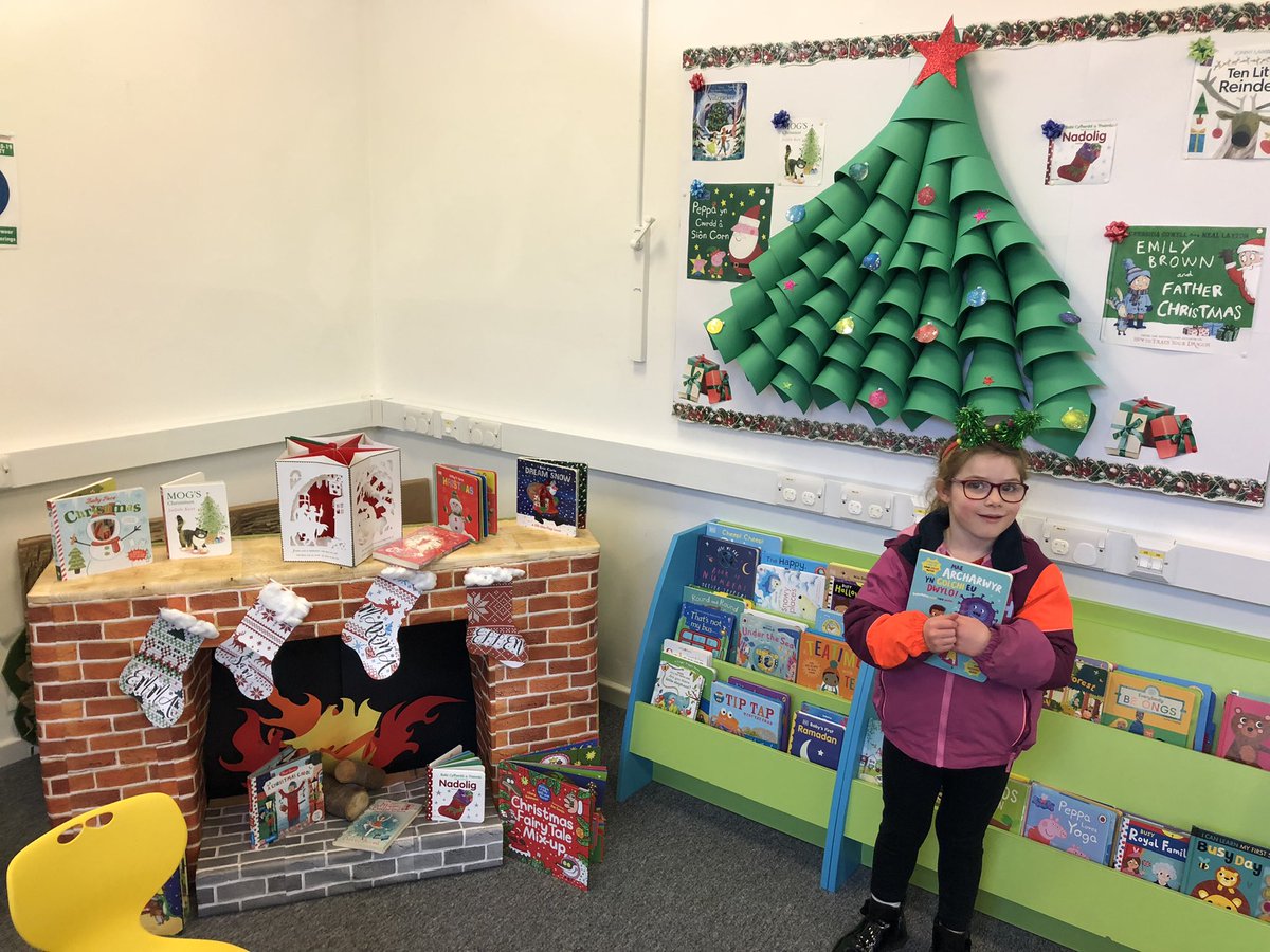 Mrs_Brake's tweet image. Lovely to be back in @YstradMynachLib and the festive displays are fabulous! 🎄🎅🏻