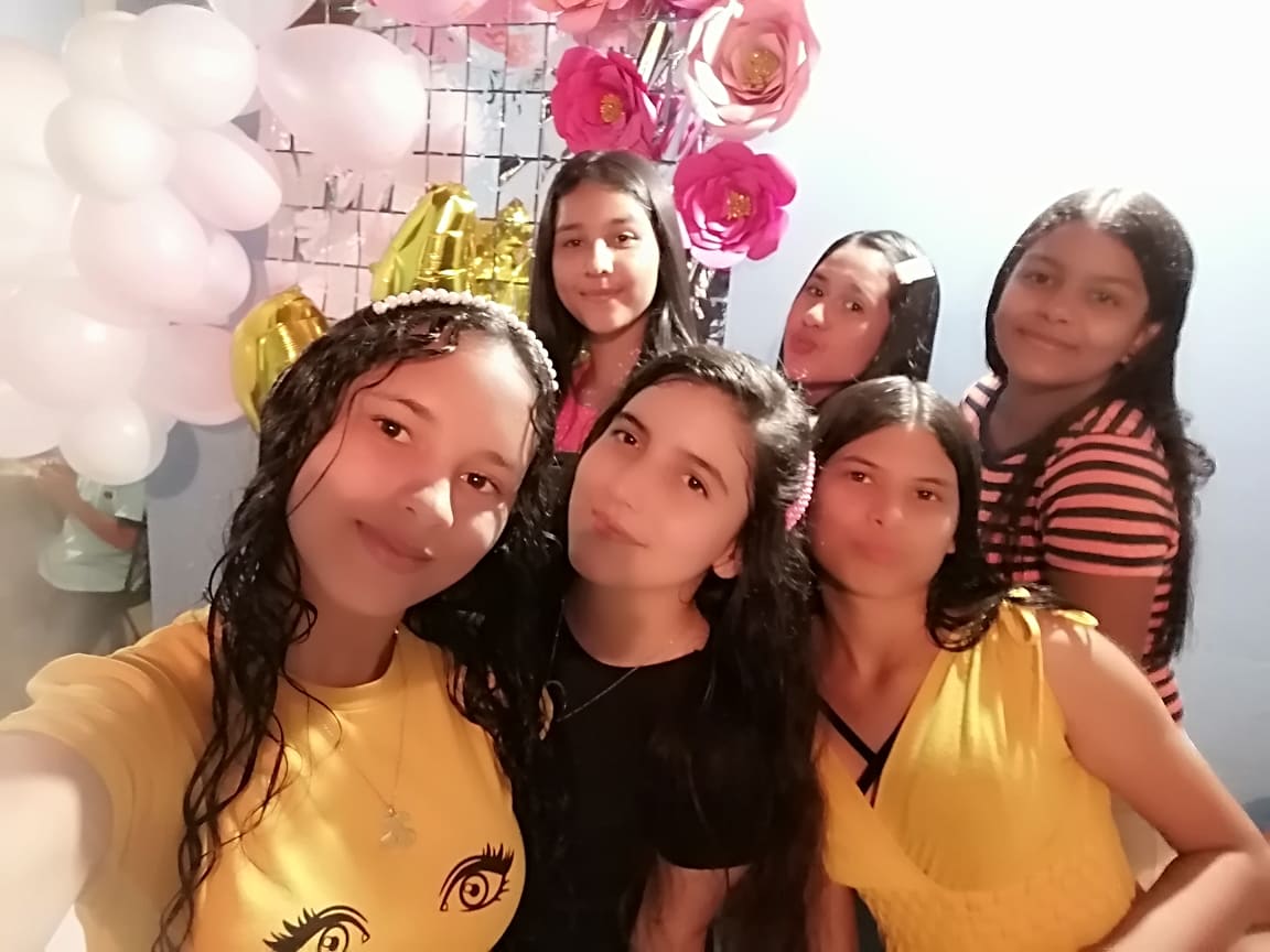 Anagnr02's tweet photo. *Amistades bonitas*
.
.
. de celebración https://t.co/Qni28a2IZp