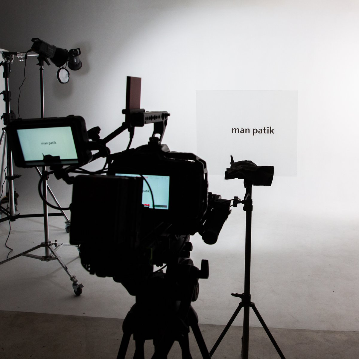 Nupat aizvadījām intensīvu filmēšanas dienu, kas tika pavadīta ļoti radošā atmosfērā ar Artūru Kondrātu un Kristu Luhaeru, filmējot video klipu singlam “Man patīk” ar Gustavo piedalīšanos. Vairāk info par radošo procesu un pats klips jau pavisam drīz. 🔥🙌🏼
Foto: Artūrs Kondrāts