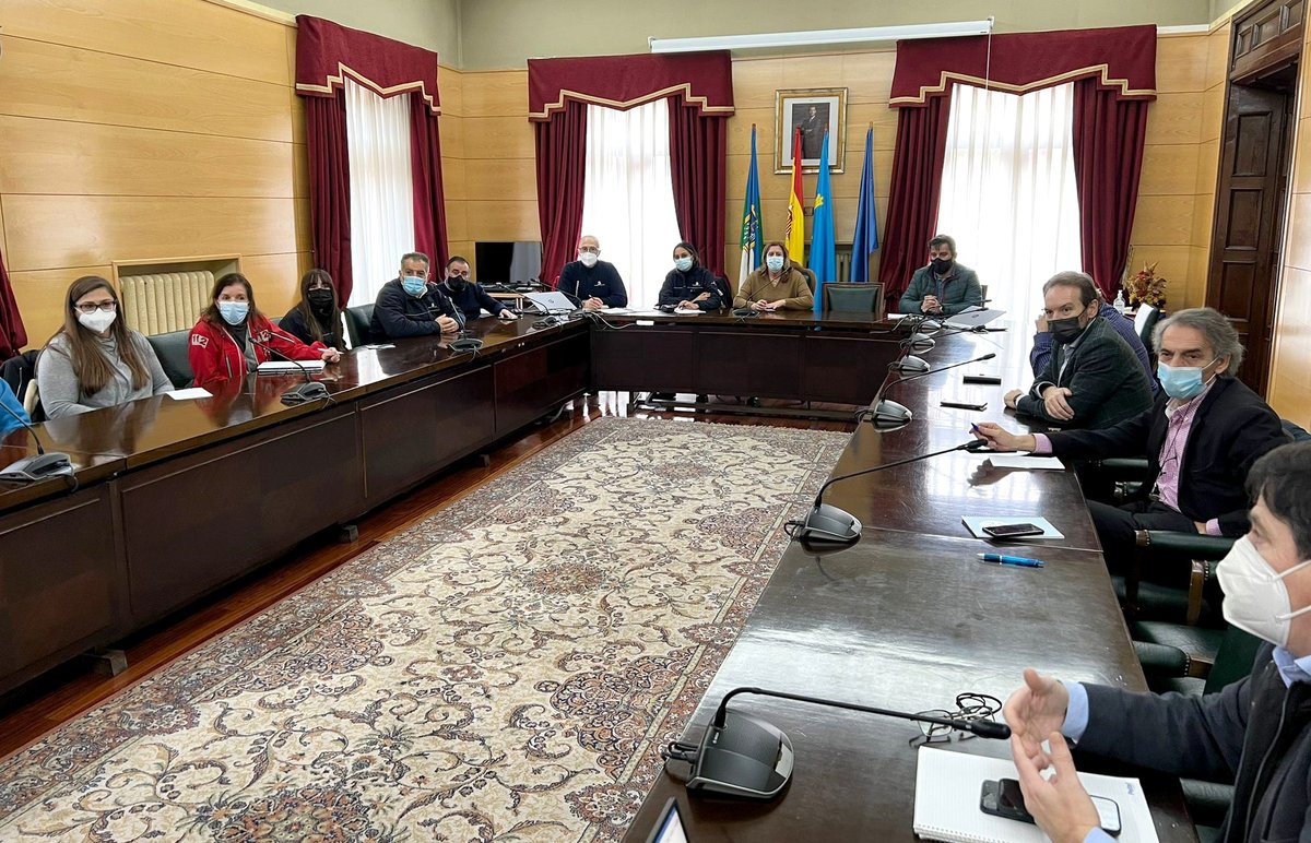 GobAsturias's tweet photo. 📍 La consejera y la alcaldesa de #Langreo, Carmen Arbesú, se reunieron en el ayuntamiento con el comité asesor del #Platerpa, responsables de #Hunosa, de la #CHC y de la gerencia del área sanitaria VIII para analizar la situación y posibles acciones. https://t.co/2WqPIttZ3Y
