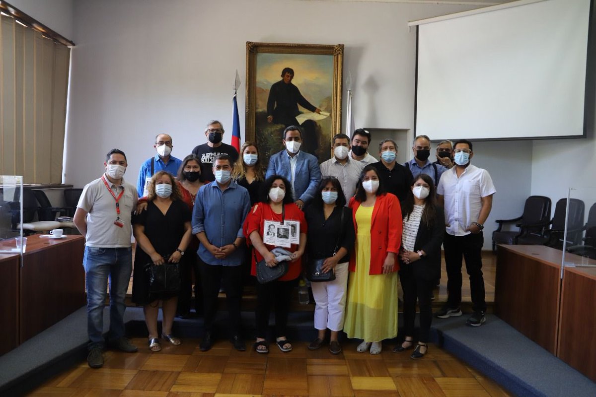 SanBernardocl's tweet photo. Por decisión unánime, el alcalde Christopher White junto al H. Concejo Municipal, aprobaron eliminar el titulo honorífico de Ciudadano Ilustre al dictador Augusto Pinochet y Luis Cortes Villa, militar implicado en distintos actos de violación contra los derechos humanos. https://t.co/wdmrKzOn19