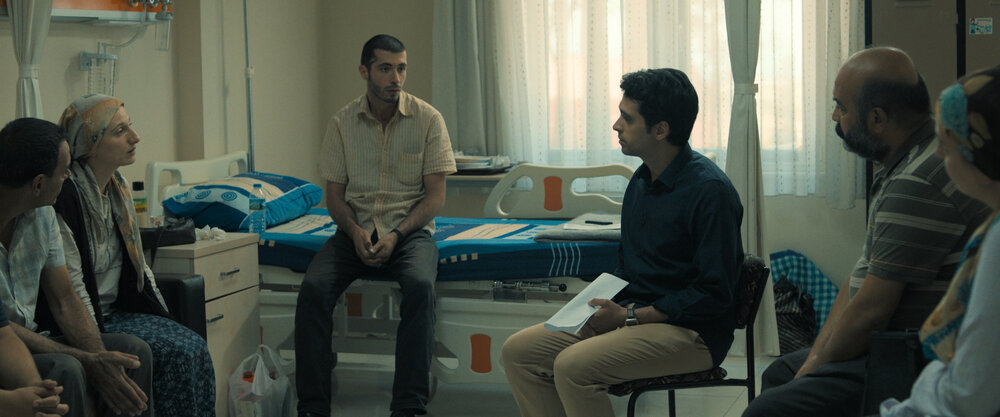 dundjay's tweet photo. İki Şafak Arasında; plan sekans kullanımı ile Rumen Yeni Dalgası filmlerini hatırlatan, karakterleri ve aralarındaki sınıf gerilimi ile çok iyi kurulmuş bir ilk film. Türkiye'den çıkan sinema politik açıdan bu tarz olmalı bence. Meselesini bağırmadan anlatabilmesi önemli. #EFF21 https://t.co/Quhr6NzG6a