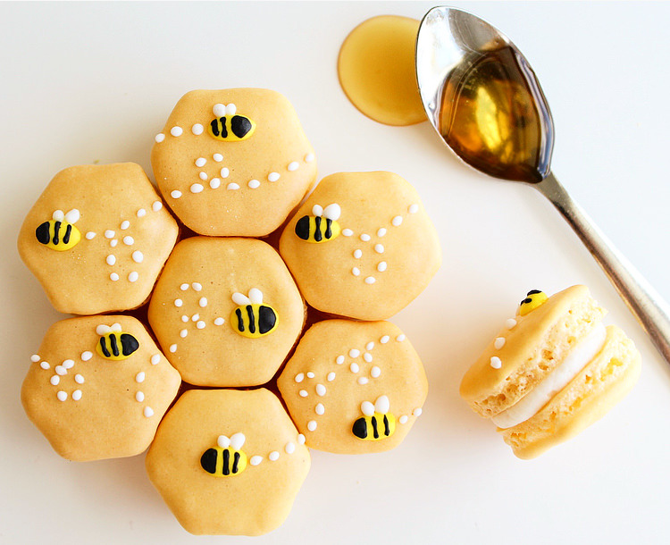 daily_dolce's tweet photo. Honey macarons https://t.co/8o4M9Xhk0A
