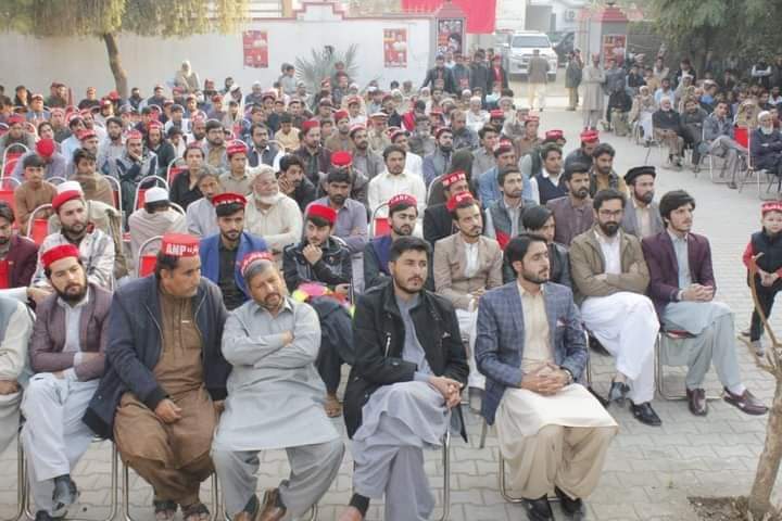 RahmanK555's tweet photo. د پښتون سټوډنټس فېډرېشن پخوانے مرکزي صدر بشير شېرپا‌ؤ خپل کور عوامي نېشنل پارټۍ ته واپس راغلو. د عوامي نېشنل پارټۍ خېبر پښتونخوا صدر اېمل ولي خان ورته سره ټوپۍ په سر کړه او هرکلے يې ورته ووې. 

#ANP 
#PSF https://t.co/LOdmp9hUUs