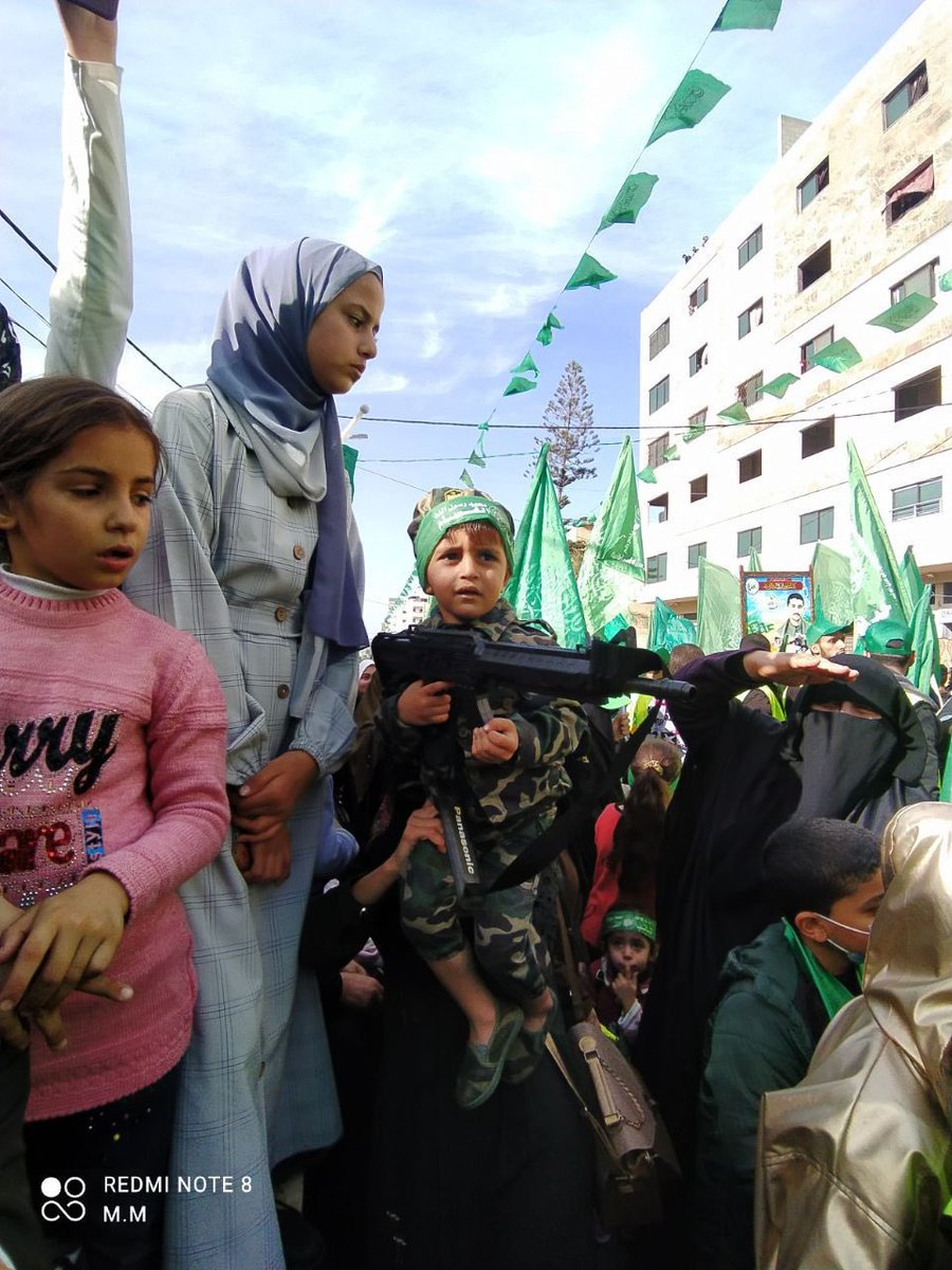 أطفال يفرض عليهم ما لا يليق بطفولتهم. صورة من مسيرات حماس  في غزة بمناسبة ذكرى انطلاقتها