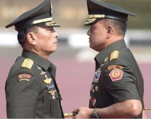 Sama2 mantan panglima...???
Menurut Anda siapa yg berwibawa dan berjiwa patriotisme

1.Gatot Nurmantyo (like &amp; retweet)
2.Moeldoko (tulis 2 di kolom komen)