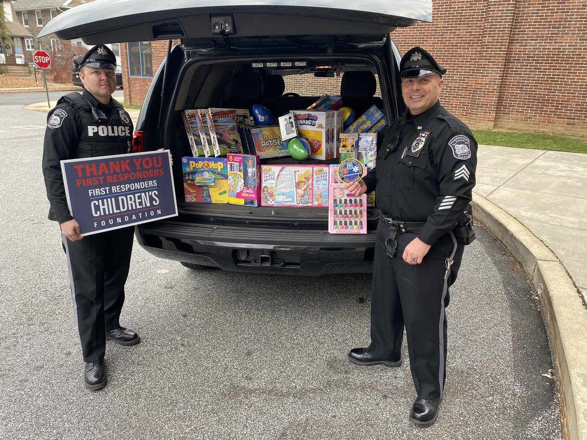 Once again my friend @Sgt_ONeill3341 and the @3P_Chief came through in a HUGE WAY to help our families this holiday season! Thank you thank THANK YOU for all the good you do! #1strcf #firstreapondersstrong @Interboro_SD @Kacademy123