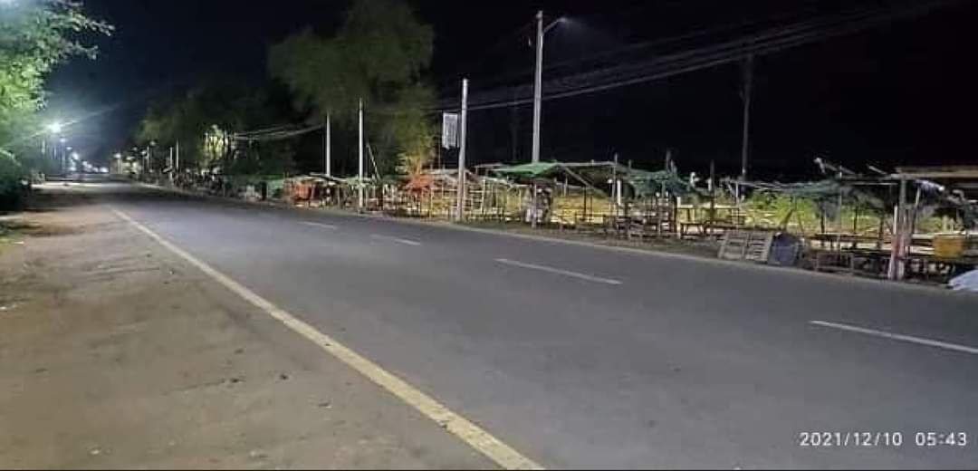 zawmoethant71's tweet photo. According to the Regional News Agency, eyewitnesses who were sleeping at #Kanthaya Market in #Monywa, Sagaing Div, were beaten and said go back by SAC tonight.
https://t.co/R5nQVcRDDh
#Dec10Coup
#OurCityOurRules
#WhatsHappeningInMyanmar https://t.co/UtaWQee5dF