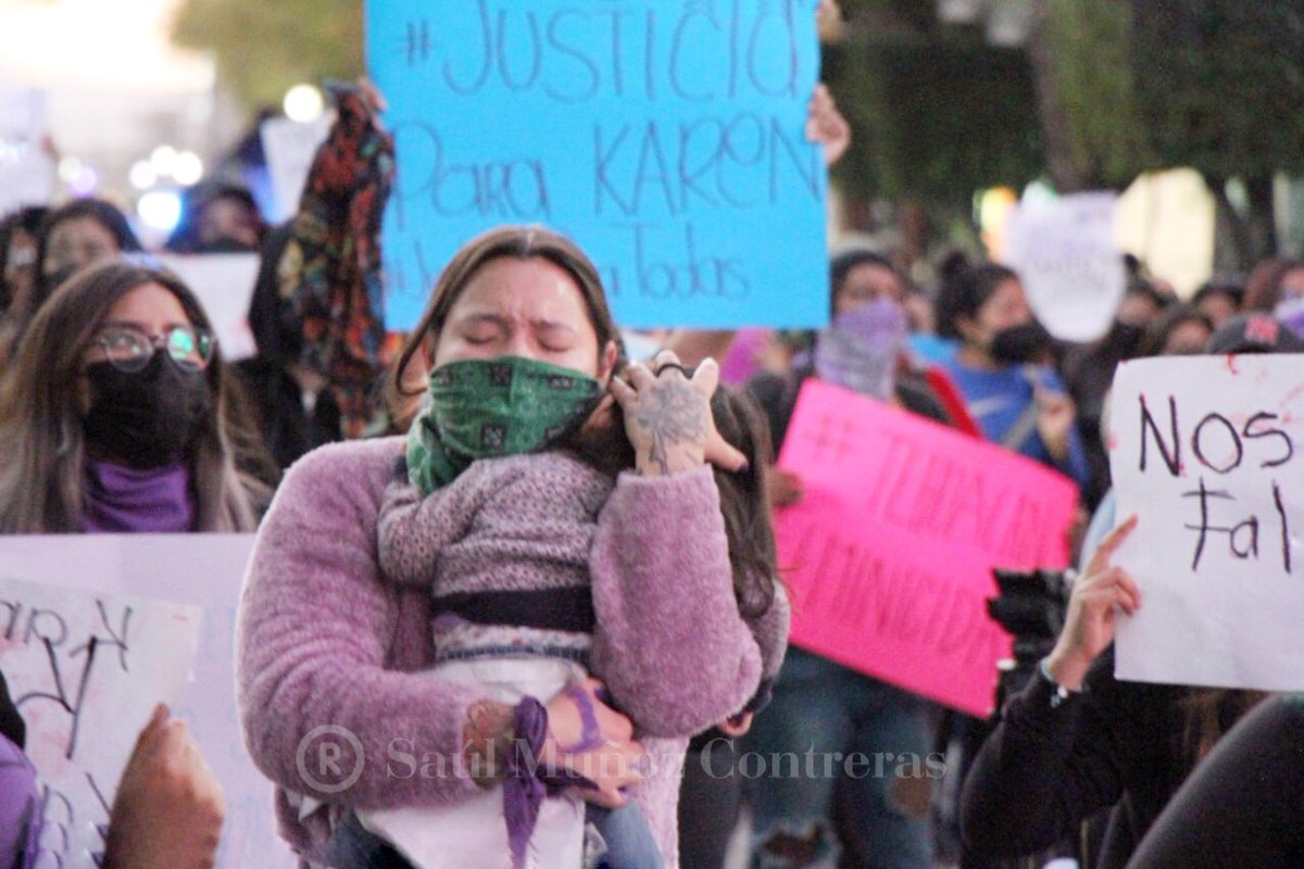 Mujeres salen a las calles de Tehuacán para exigir justicia para Ana Karen, joven de 18 años que se encontraba desaparecida y hoy fue encontrada asesinada. Un contingente nutrido marchó por calles principales de la ciudad . #JusticiaParaAnaKaren