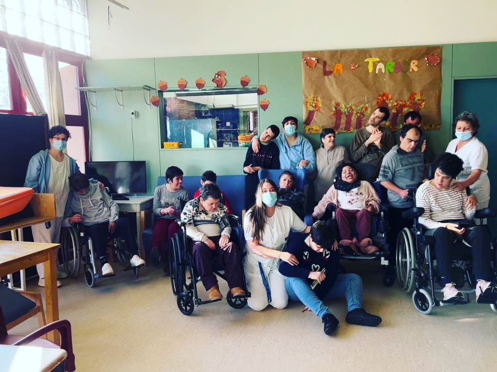 fvo_cat's tweet photo. Hem celebrat els #27anys de la Residència 🎉
Hem fet l'activitat sensorial i tàctil... què hi haurà dins de la capsa? i una gran #festassa amb porcions de deliciós #pastísdaniversari 🍰
Queda pendent la #fotodefamília 📸
. 
#disCapacitat #granfamíliaFVO #VallèsOriental https://t.co/YNk3pRZjsU