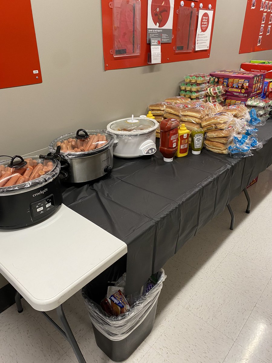 AngieSanchezETL's tweet photo. #2303spreadingGlee Recognizing our team on this cold day with Chili dogs. Thanks team for making this a great Friday!#R100Cares @ETLAustin @CarieBusboom @katie_konopasek @stevenfosterta1 https://t.co/hgeumuNtR8
