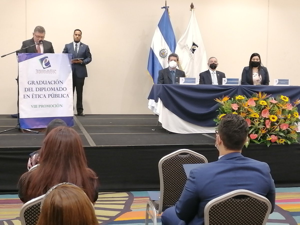 TEG_ElSalvador's tweet photo. El Lic. Álvaro Ernesto Flores, servidor público del #FISDL/FINET, brindó las palabras en representación de los graduados, al ser uno de los más sobresaliente dentro del Diplomado en Ética Pública. https://t.co/cwFH7JI9E3
