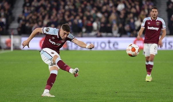 harrisonashbyy's tweet photo. Not the result we wanted last night but on a personal note felt amazing making my europa league debut in front of all the fans the support was unreal , mega proud of all my brothers who made there debut last night💪🏼❤️ #COYI #HA50 https://t.co/0dnztq48OA