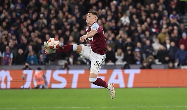 harrisonashbyy's tweet photo. Not the result we wanted last night but on a personal note felt amazing making my europa league debut in front of all the fans the support was unreal , mega proud of all my brothers who made there debut last night💪🏼❤️ #COYI #HA50 https://t.co/0dnztq48OA