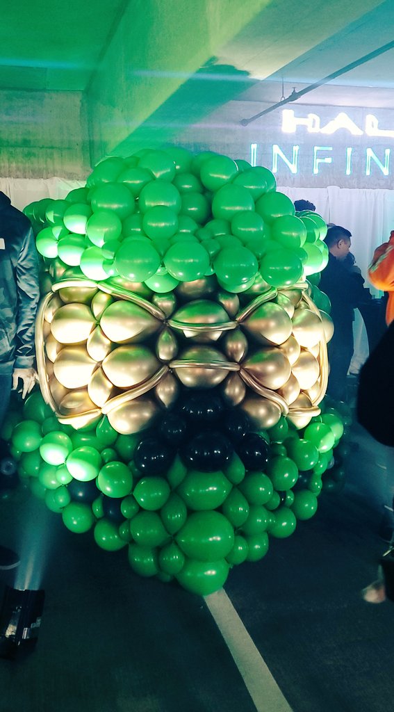 Darkphibre's tweet photo. What an AMAZING #Halo launch! It's been an epic 10 years working at #343Industries, we're honored to work with so much talent. 💖 The 🍩-pixel display was *inspired*. 😁 Can't wait to dive in on upcoming projects! But first let's enjoy our holiday. 🫂
 #womeningames #haloinfinite https://t.co/MiL8V2SXLJ