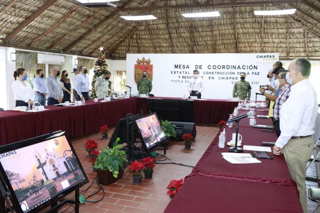 RutilioEscandon's tweet photo. Desde ayer, tras el lamentable suceso del tráiler en donde viajaban migrantes centroamericanos, hemos mantenido la coordinación de los tres órdenes de Gobierno en las #MesasDeSeguridad para brindar atención y seguimiento a los involucrados. https://t.co/RS0Z4EiSVZ