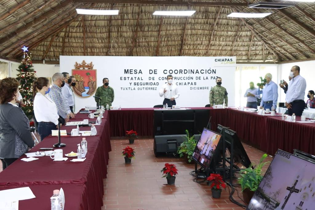 RutilioEscandon's tweet photo. Desde ayer, tras el lamentable suceso del tráiler en donde viajaban migrantes centroamericanos, hemos mantenido la coordinación de los tres órdenes de Gobierno en las #MesasDeSeguridad para brindar atención y seguimiento a los involucrados. https://t.co/RS0Z4EiSVZ