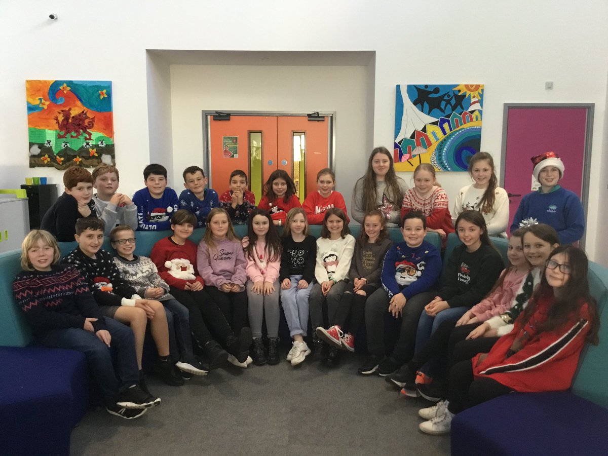 Teimlad Nadoligaidd iawn gyda’r holl siwmperi ar hyd y lle! Nadolig Llawen 🎅

Merry Christmas 🎅