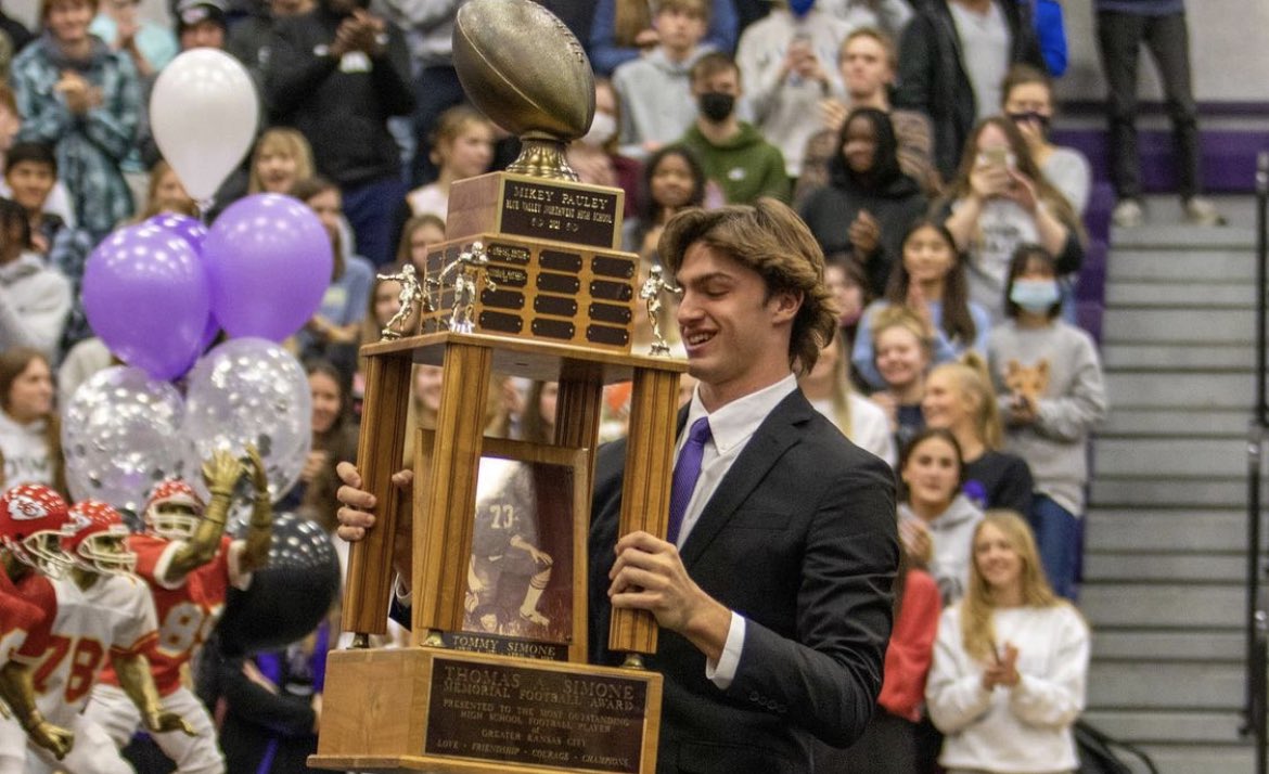 Mvpauley44's tweet photo. I want to give a huge thanks to the Simone Family for putting on an unforgettable ceremony and presenting me this years Simone Award. I am honored to be a part of such a prestigious group and excited to bring this to BVNW. @SimoneAwards @PrepsKC @BVNW_Football @BVNW_Athletics https://t.co/oddW41kyYP
