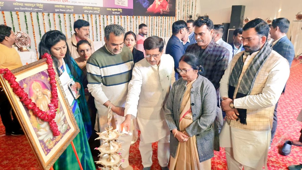 DmMuzaffarnagar's tweet photo. जिला कृषि एवं औद्योगिक प्रदर्शनी नुमाइश 2021 के कार्यक्रम का शुभारंभ माननीय केंद्रीय राज्यमंत्री @drsanjeevbalyan एवं जिला पंचायत अध्यक्ष के द्वारा फीता काटकर एवं मां सरस्वती के समक्ष दीप प्रज्वलन कर किया गया। @UPGovt @CMOfficeUP @myogioffice @KapilDevBjp @InfoDeptUP @ChiefSecyUP https://t.co/il39a6l4lN