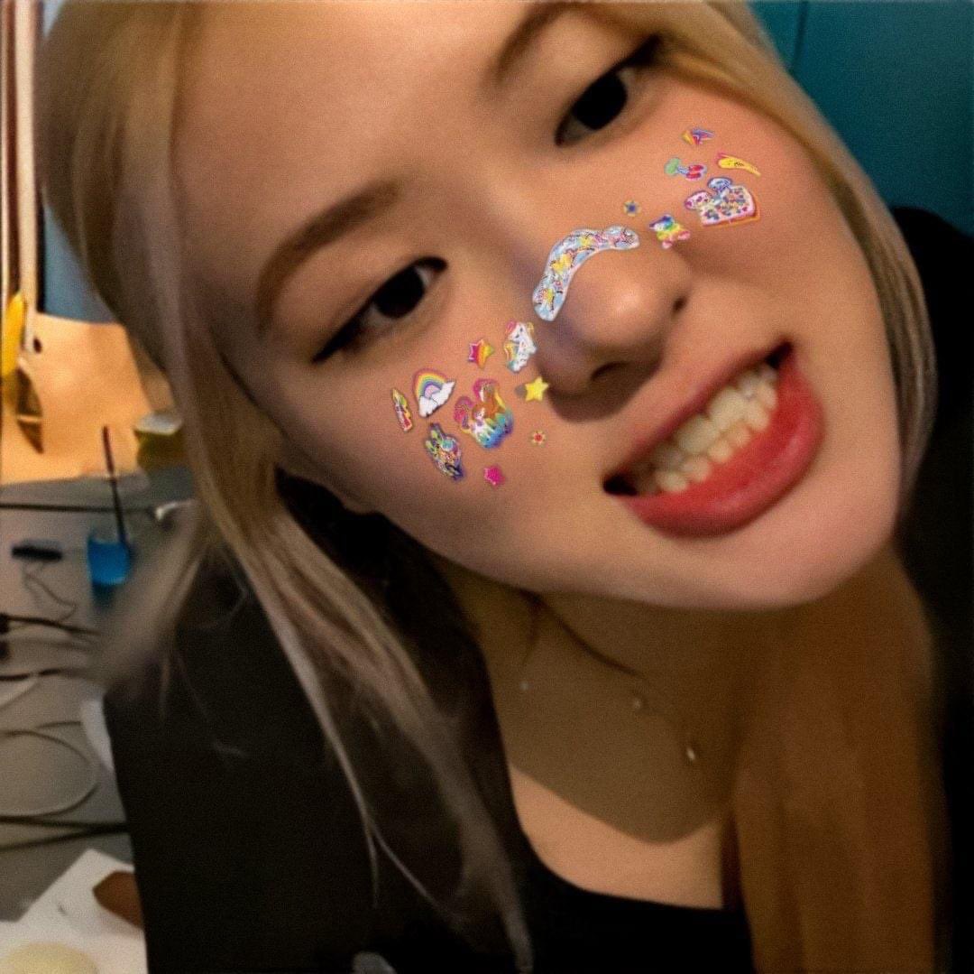 Vẫn sẽ ủng hộ em đến cùng 😍 Ai đi qua retweet giùm tui nhaaaaa #MAMAVOTE #rosé