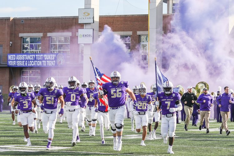 JMUDukesInLA's tweet photo. Good luck to @JMUFootball in its FCS quarterfinal matchup against Montana tonight at 7!

#jmufootball #godukes

Photo courtesy of Courtney Ryder, The Breeze https://t.co/gHum99156M