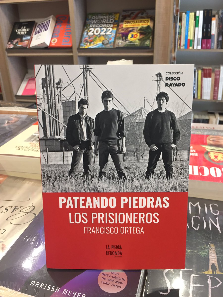 QueLeoForestal's tweet photo. Dos títulos de la nueva editorial La piedra redonda y su colección Disco Rayado homenajeando a estos clásicos de la música chilena. Disponibles en el forestal y también online en nuestro sitio https://t.co/U3xfjx51AD con despacho a domicilio. #PateandoPiedras #LaEspadaYLaPared https://t.co/JcZ2lHYnS6