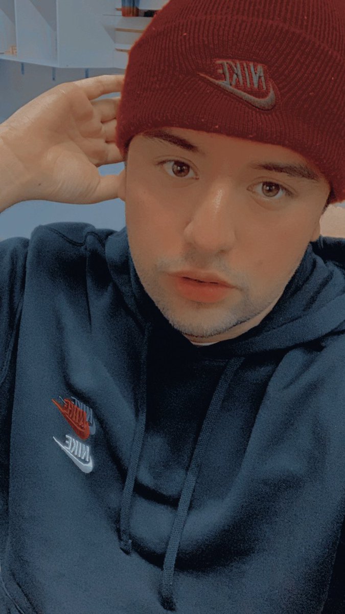 alancitwo's tweet photo. esta es la cara de la persona a la q hacen decir "nya" en directo... https://t.co/SWRyFgxNSn