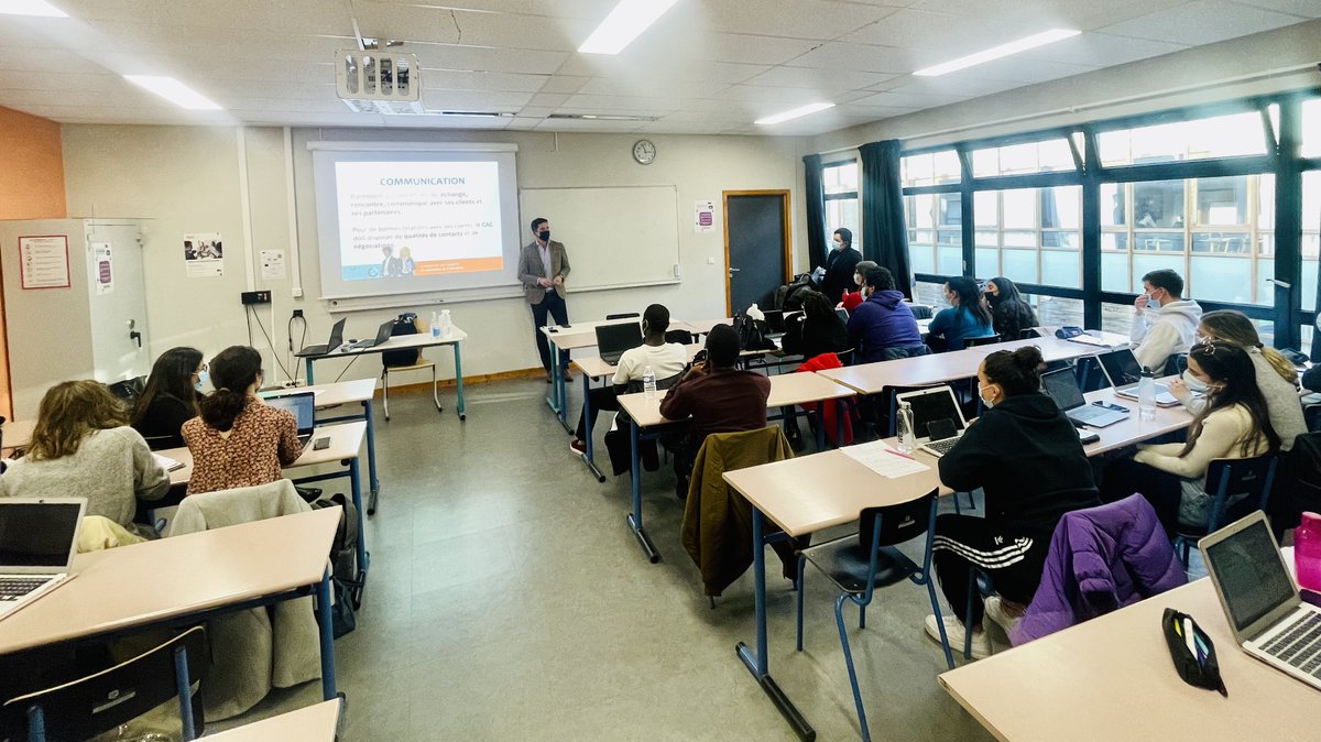 Attractivité 🎓 | La #CRCCParis poursuit sa tournée des écoles avec une présentation aux #MasterCCA de l'@IAE_G_Eiffel.

Au programme, des échanges informels et constructifs auprès de jeunes avides de conseils pour évoluer au sein des #MétiersduChiffre. 

Merci à tous ! 🤩