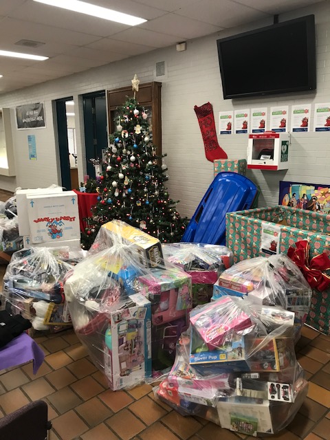 fbchaplaincy's tweet photo. The Spirit of Christmas🎄is alive &amp; well 
@FrBressaniCHS Thank you students and families for donating 1000+ toys and 10 bins to the @VaughanFoodBank your generousity is the true meaning of Christmas ✝️@YCDSB @CampaignWish
 #jesusisthereasonfortheseason https://t.co/0JQ4SaieEd