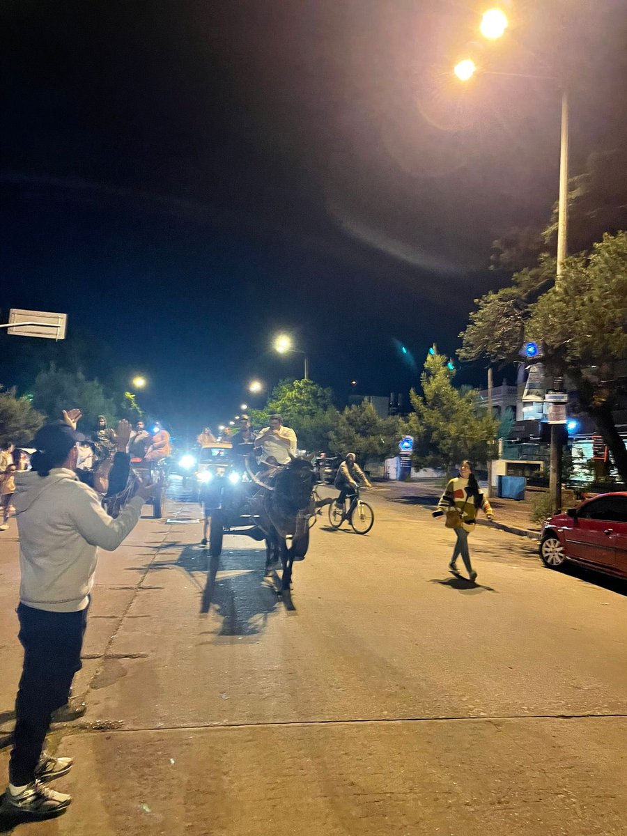 Les comparto el “trofeo inesperado” que recibí anoche frente a Casa. Pasadas las 12 de la noche, un lote de vecinos se vinieron en sus carros, caballos y motos desde el Barrio hasta la Iglesia! Gracias <a href="/MasterChef_Uy/">MasterChef Uruguay</a> !!FELICIDADES <a href="/palitasil/">Paula Silva</a> !!!JUSTA Y MERECIDA CAMPEONA!!! HCNP!!