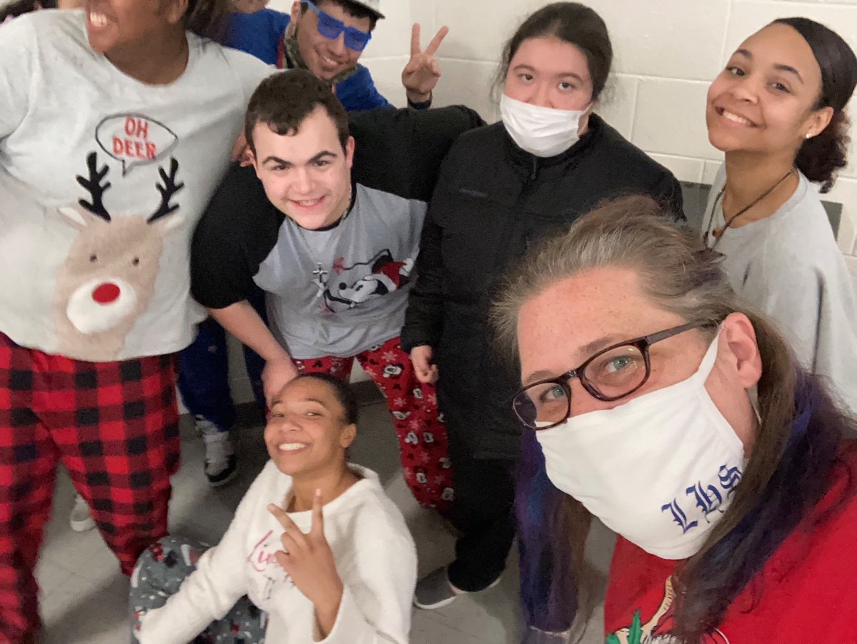 What a fun cocoa and movie afternoon with Wolverine PALS and @msmartin_lauren at <a href="/LHSintheNews/">LaVergne High School</a>