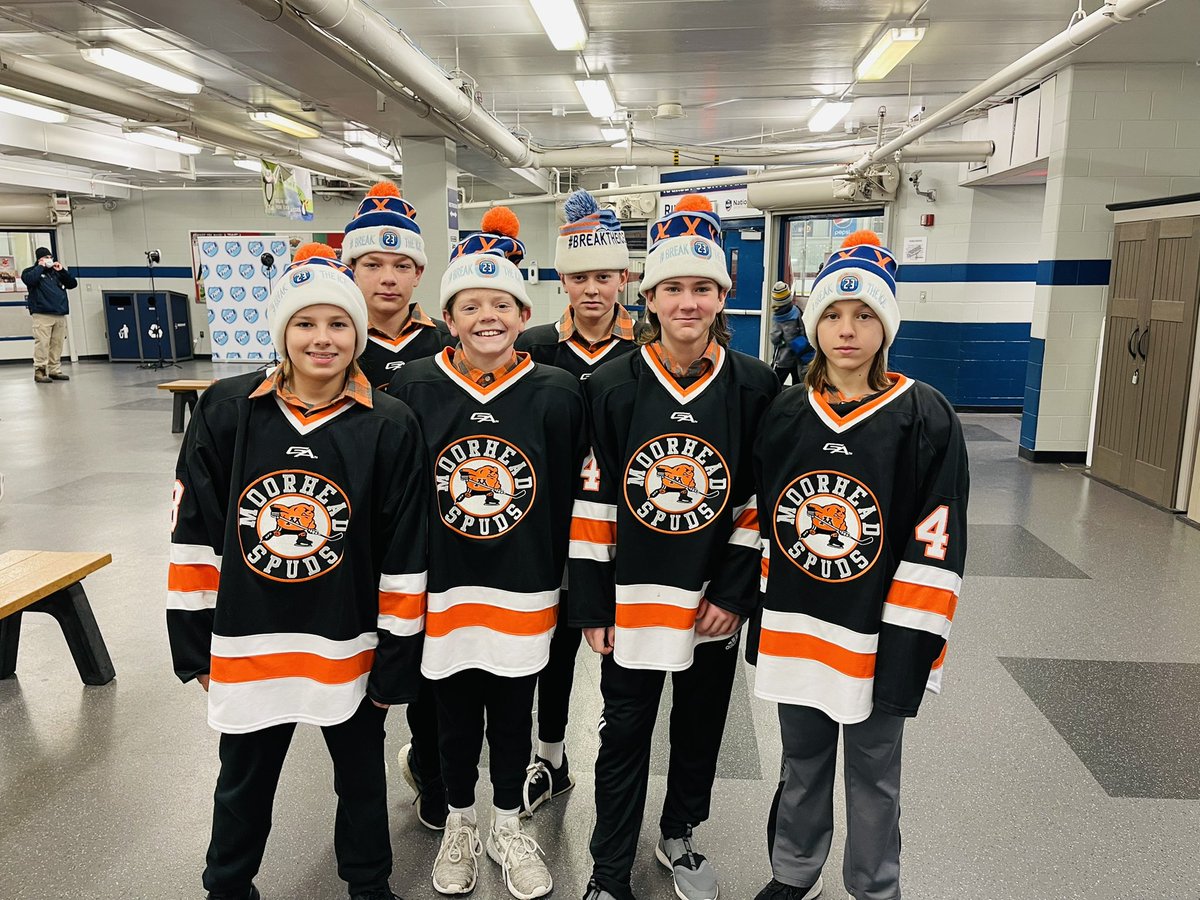 mnlakegirl17's tweet photo. The oldest has a little hockey to play this weekend too @YouthHockeyHub Lumberjack in Blaine. Look at these @m3moorhead advocates in their flair, flannel and toques. #breaktheice @MoorheadPWBB #lfg #middleschoolisweird #smilingnow https://t.co/qKFUGgKJAB