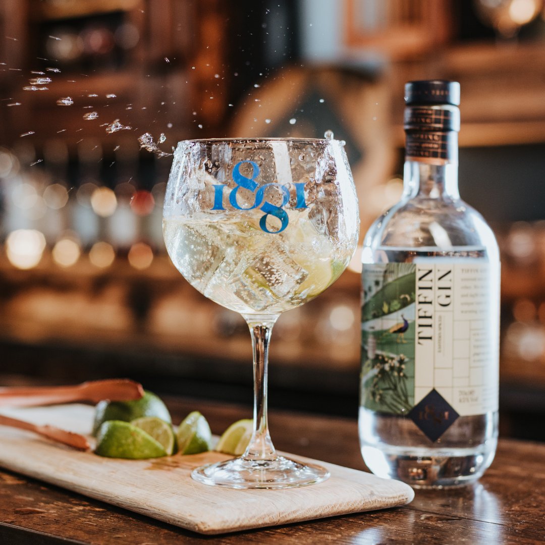 1881Distillery's tweet photo. Our Tiffin Gin, is the perfect winter gin. Highly aromatic, reminiscent of the spices used in Indian cuisine. It’s warming, hearty, spicy and playful. ☃️ 
Best served with a wedge of lime, premium tonic, and enjoyed in the comfort of your own home.
Shop: https://t.co/H4zEGTVnvM https://t.co/RzPHjrVuQg