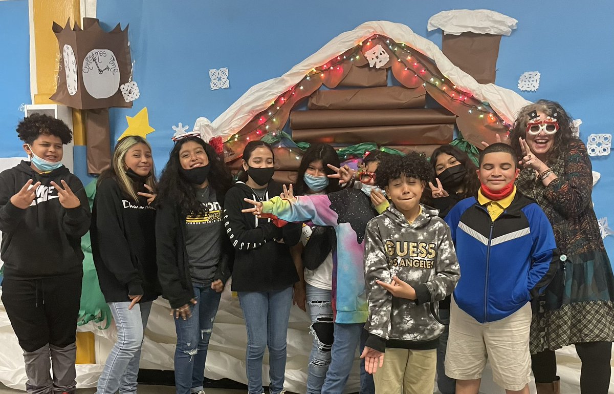 kmsMsDkms's tweet image. Ho ho hi!  ❤️ Krueger Middle School kids!! @PRINCIPALRUBIO @kmsfamykms @APMikeMorgan  @counselorsKMS #kruegerooted #teacherlife #thefalconway