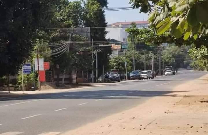 AdorablyGloria's tweet photo. Junta terrorists beat three shopkeepers sitting in front of a shop on Bogyoke Road in  Magway Tsp this afternoon &amp; threatened not to join #SilentStrike by showing guns. #OurCityOurRules  #WhatsHappeningInMyanmar #Dec10Coup https://t.co/n4eZwGrfJc
