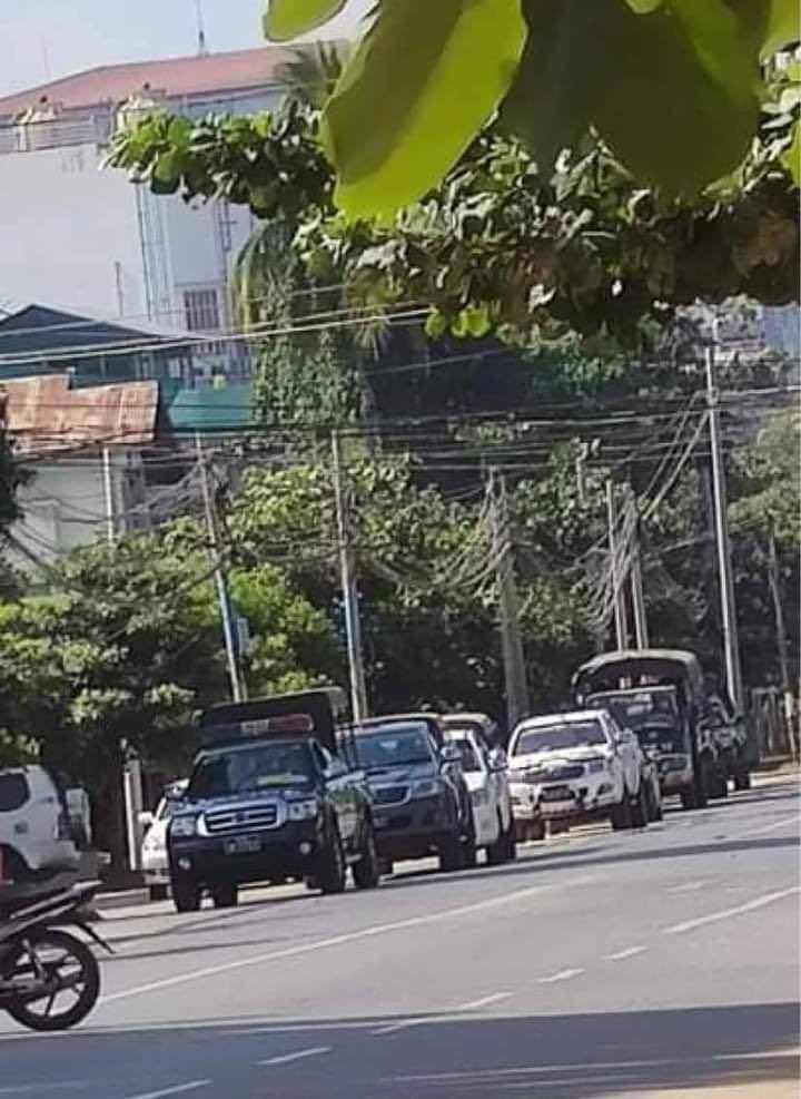 AdorablyGloria's tweet photo. Junta terrorists beat three shopkeepers sitting in front of a shop on Bogyoke Road in  Magway Tsp this afternoon &amp; threatened not to join #SilentStrike by showing guns. #OurCityOurRules  #WhatsHappeningInMyanmar #Dec10Coup https://t.co/n4eZwGrfJc