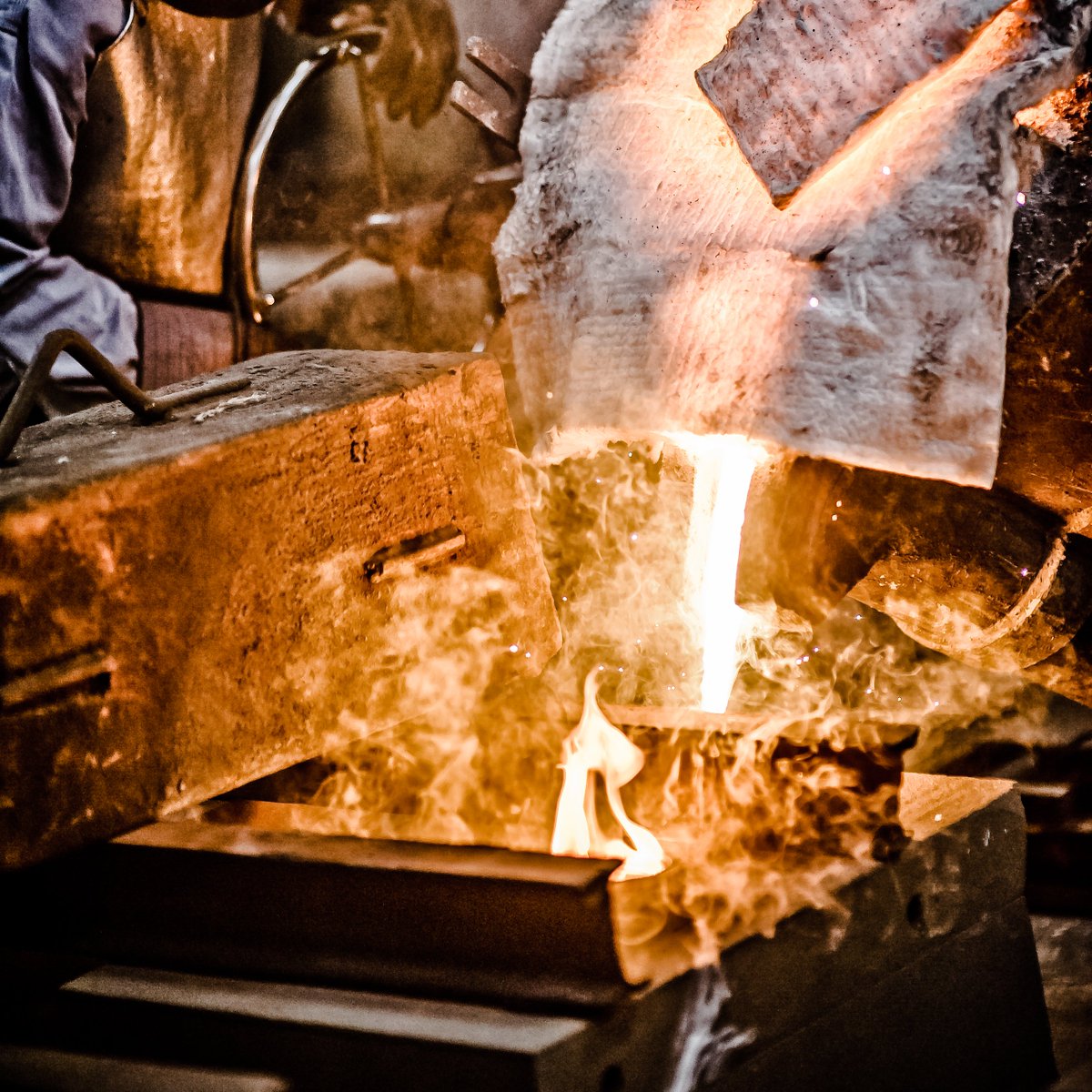 Finishing off our week strong on #FoundryFriday with a hot pour.

#moltenmetal #steel #foundry #temperform #calawton #lawtondifference #weareremarkable