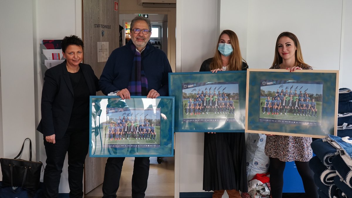 PFC_feminines's tweet photo. 🤝 @AesioMutuelle à la rencontre des Parisiennes.

Chaque joueuse s'est vu offrir un plaid à l'effigie du Paris FC et de notre Partenaire Majeur ❄😊

🔵⚪ #TeamPFC https://t.co/NrdGPatKBn