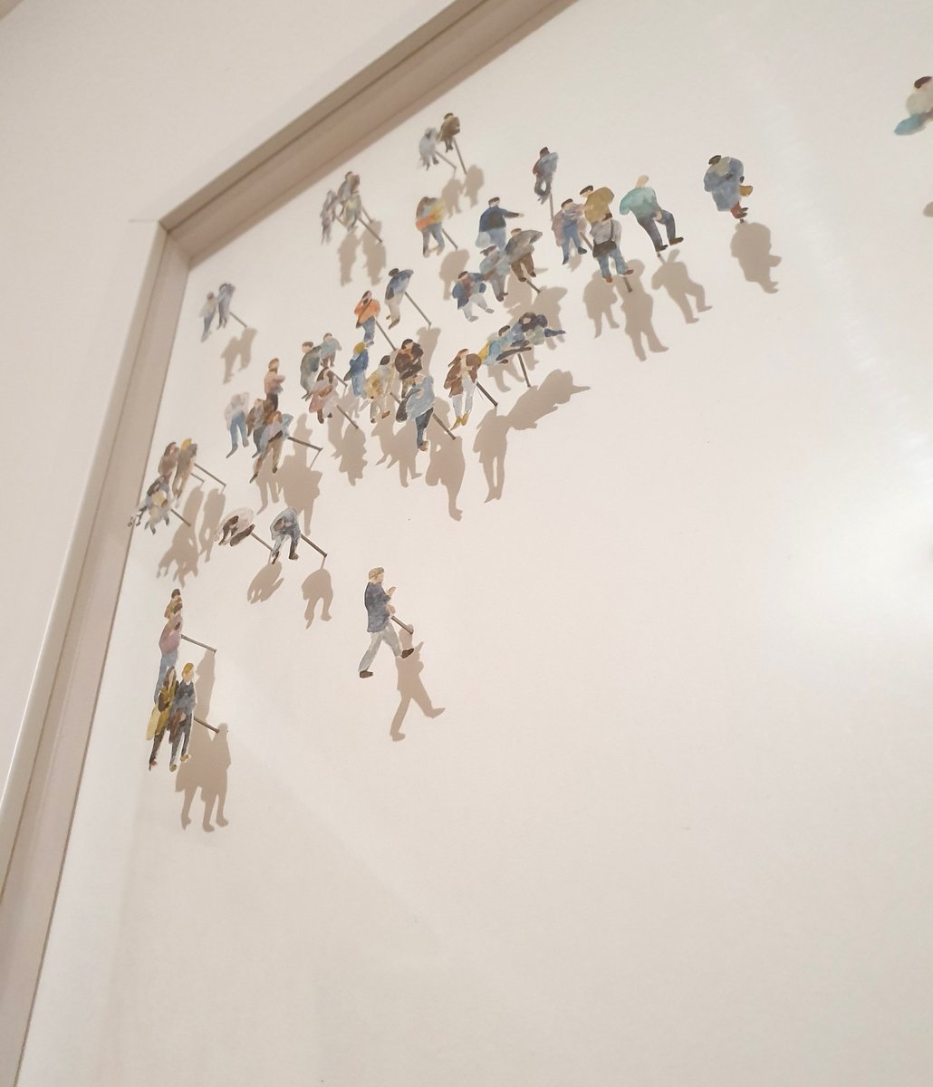 Nouvelle exposition temporaire au <a href="/NIFC_Lyon/">NIFC Lyon 里昂新中法大学</a> 
"Les Foules" de l'artiste #chinoise JI Lingzi
Une ribambelle de personnages miniatures ; de colle ou de papier ; prennent vie et s'écoulent en fresques vivantes sur les murs du musée. 
#Lyon #artcontemporain