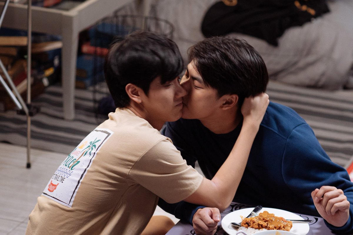 ohmysaturnnn's tweet photo. FINALLY HE KISS THE DIMPLE 😭😭😭😭
#BadBuddySeriesEP7 https://t.co/ruRYJCczOb